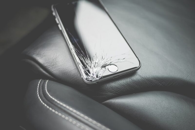 uszkodzony ekran iphone